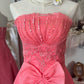 Retro-Diva-Neckholderkleid: Taillenbetonter Rüschenrock, Satin, hochwertiges Partykleid gh6579