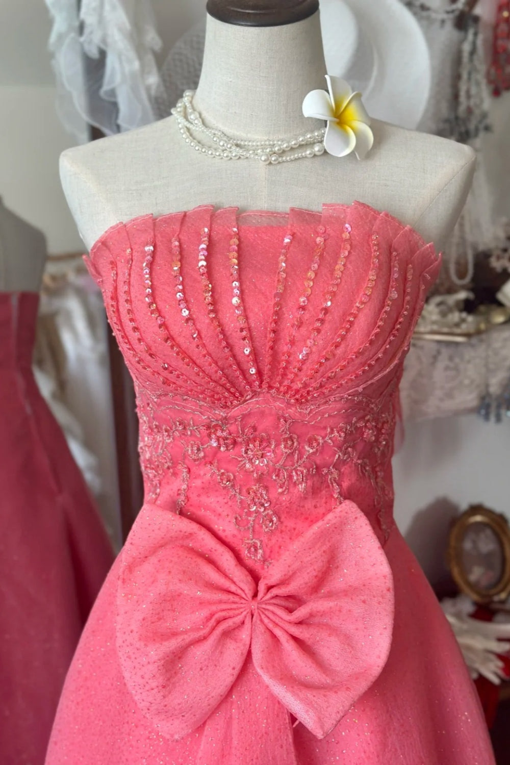 Retro-Diva-Neckholderkleid: Taillenbetonter Rüschenrock, Satin, hochwertiges Partykleid gh6579