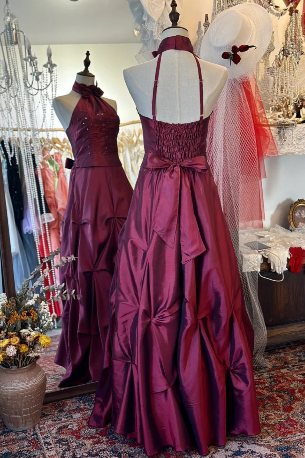 Retro-Diva-Neckholderkleid: Taillenbetonter Rüschenrock, Satin, hochwertiges Partykleid gh6578