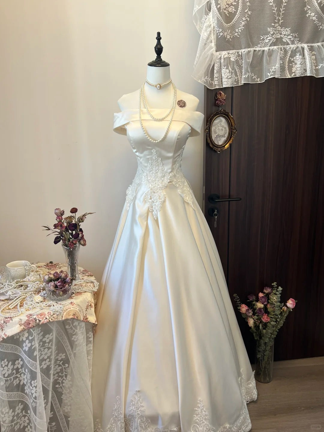 Weißes, zartes, florales Applikations-Lang-Satin-Ballkleid, Abendkleid, Brautkleid gh4292