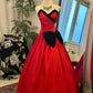 Rotes und schwarzes Bandeau-Ballkleid im Color-Blocking-Stil: 3D-Schleife, tailliertes ausgestelltes Kleid, robustes Maxikleid im Retro-Stil für Bankette (gh6581)