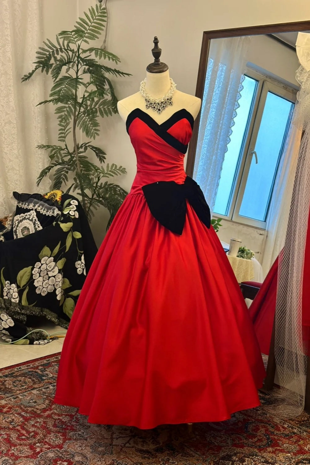 Rotes und schwarzes Bandeau-Ballkleid im Color-Blocking-Stil: 3D-Schleife, tailliertes ausgestelltes Kleid, robustes Maxikleid im Retro-Stil für Bankette (gh6581)