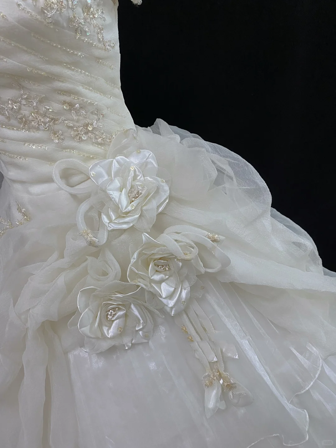 Off-White Off-the-Shoulder Luxury Romantic Gown with Cinched Waist & Voluminous Princess Skirt, Wedding Dress gh8122