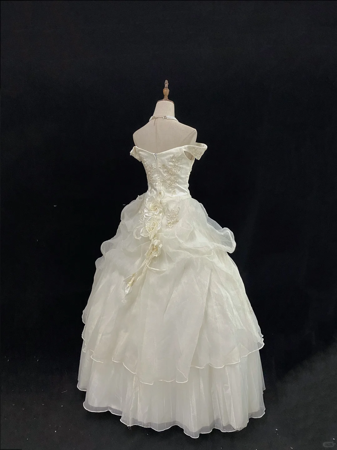 Off-White Off-the-Shoulder Luxury Romantic Gown with Cinched Waist & Voluminous Princess Skirt, Wedding Dress gh8122