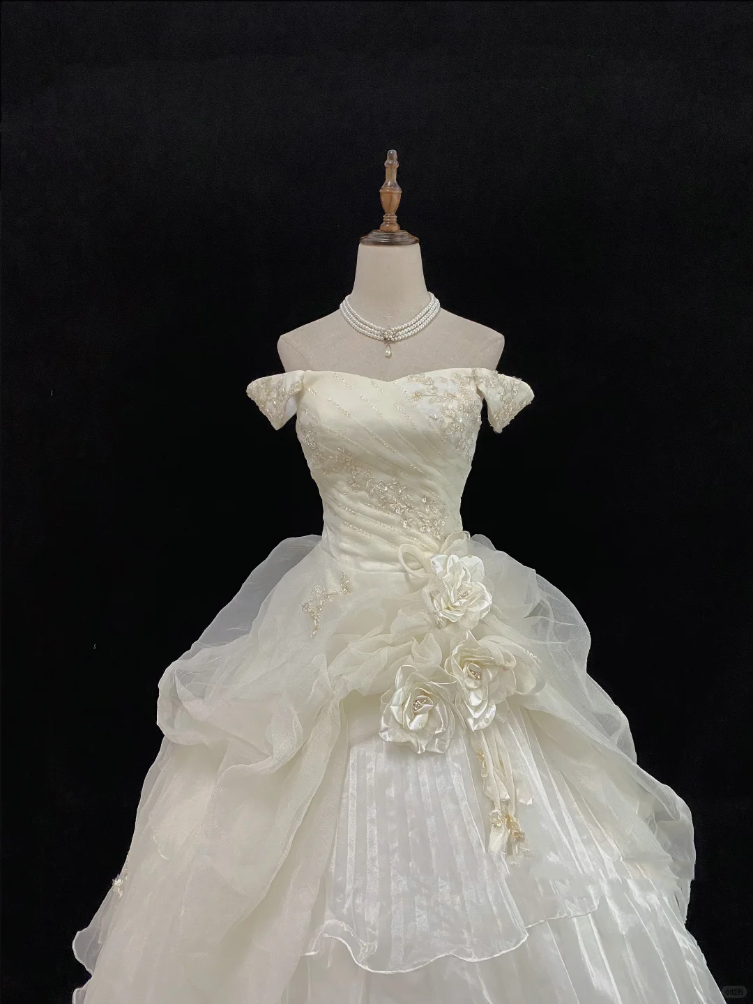 Off-White Off-the-Shoulder Luxury Romantic Gown with Cinched Waist & Voluminous Princess Skirt, Wedding Dress gh8122