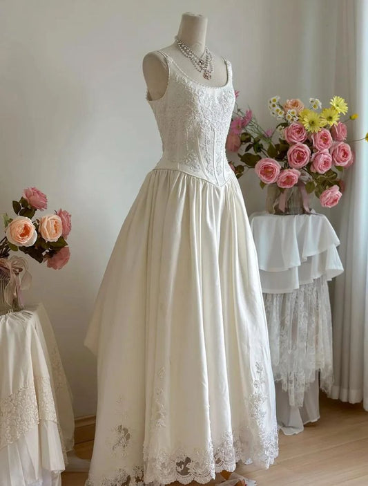 girlhomeshops -- Elegantes langes Satinkleid aus weißer Spitze im Retro-Stil, gh5704