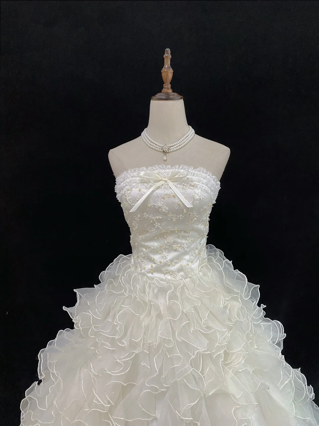 Off-white strapless romantic temperament gown with cinched waist and fluffy cute wavy skirt, wedding dress & bridal gown gh8123