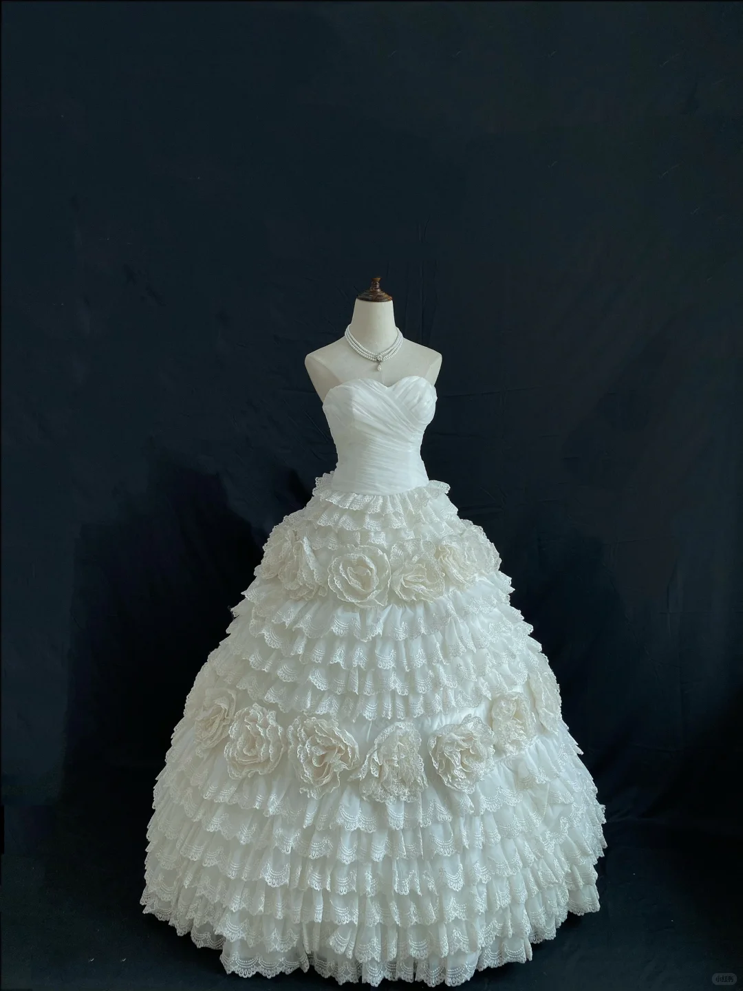 Off-white Strapless Long Romantic Gown, Fitted Waist, Fluffy Tiered Cake Skirt With Lace Trim, Wedding Dress & Bridal Gown gh8208