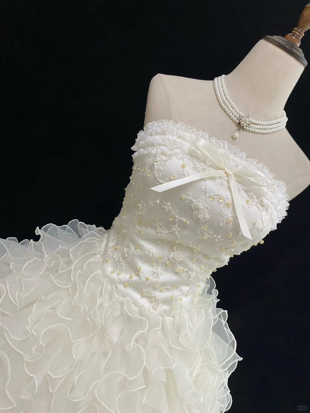 Off-white strapless romantic temperament gown with cinched waist and fluffy cute wavy skirt, wedding dress & bridal gown gh8123