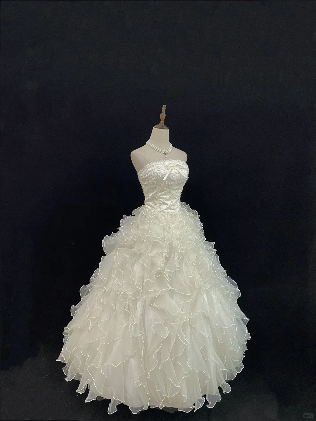 Off-white strapless romantic temperament gown with cinched waist and fluffy cute wavy skirt, wedding dress & bridal gown gh8123