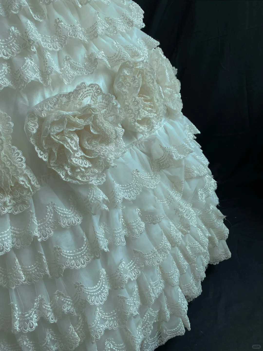 Off-white Strapless Long Romantic Gown, Fitted Waist, Fluffy Tiered Cake Skirt With Lace Trim, Wedding Dress & Bridal Gown gh8208