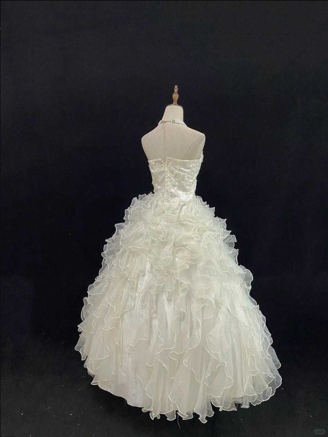 Off-white strapless romantic temperament gown with cinched waist and fluffy cute wavy skirt, wedding dress & bridal gown gh8123