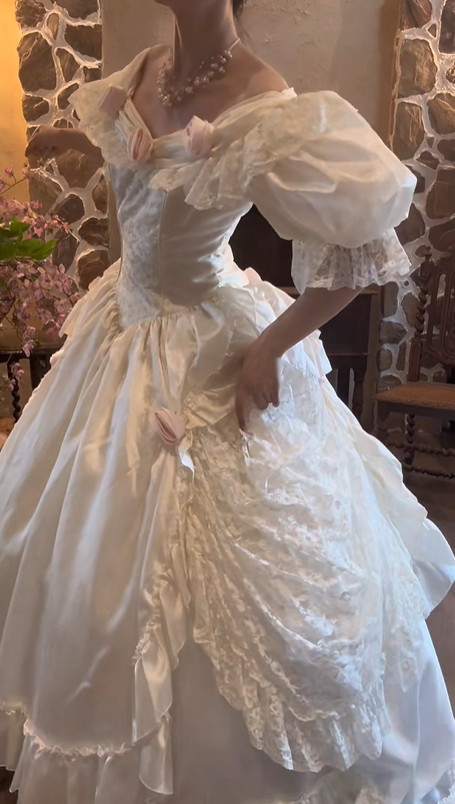Cream White Vintage Palace Wedding Gown, V‑Neck Puff Mid‑Sleeve Lace Trim 3D Fabric Rose Satin Ball Gown Bridal Dress gh9069