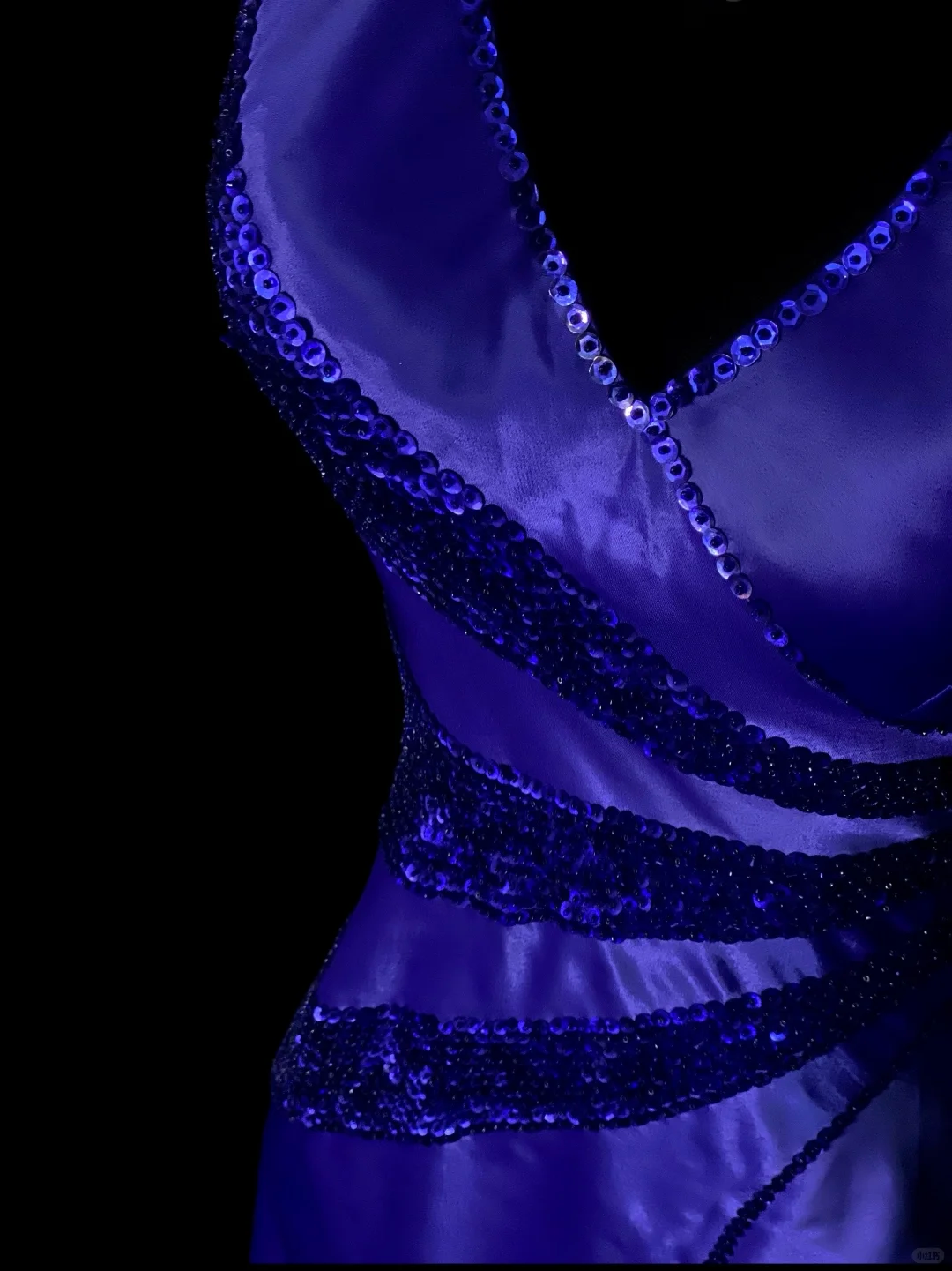 Royal Blue Halter V‑Neck Evening Gown, Diagonal Sequin Embellishment, Fitted Waist, Satin Long Dress With High Side Slit, Formal Prom Party Gown gh8887
