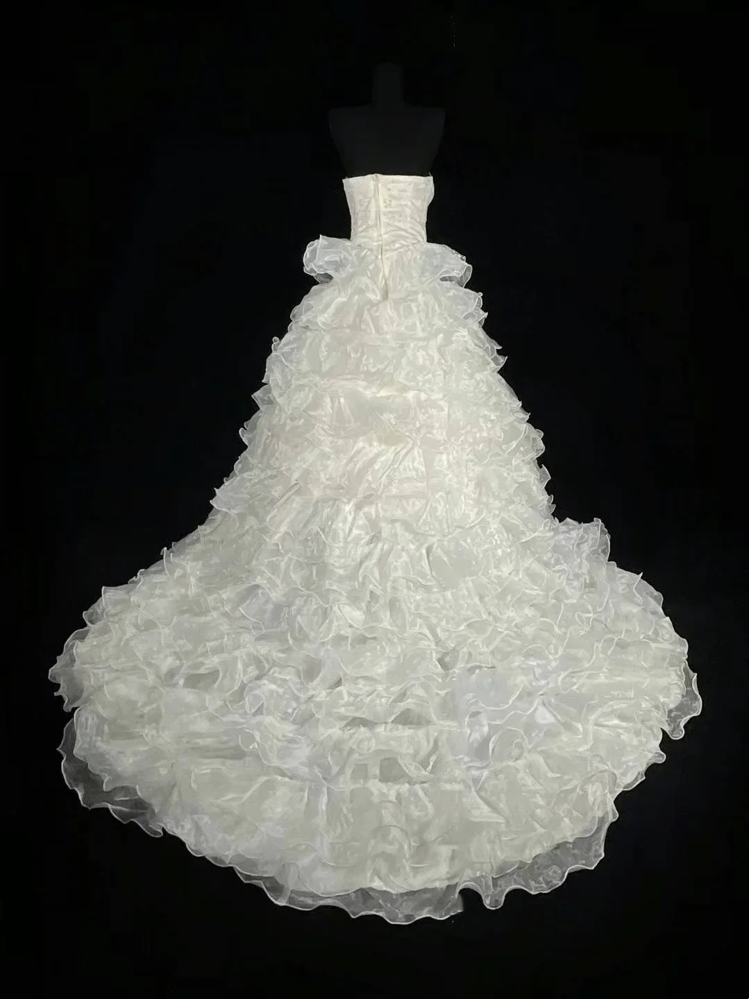 White Strapless Waist-Cinched Gown with Tiered Skirt, suitable for prom, birthday parties and wedding dress gh7165