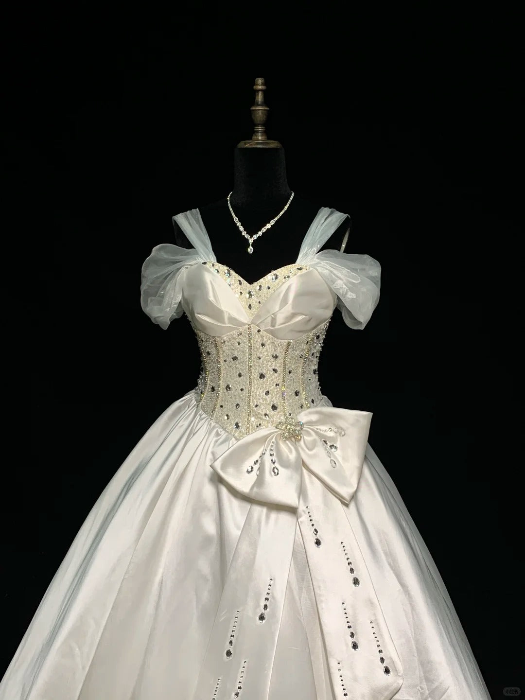 Elfenbeinweiß Perlenbesetztes, modisches langes Satin-Prinzessin-Ballkleid-Brautkleid gh4924