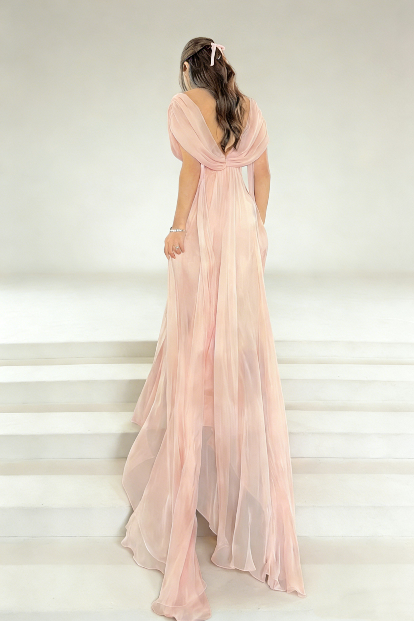 Maxikleid aus rosafarbenem Chiffon mit Twist-Ausschnitt – schulterfrei, rückenfrei, ideal für Brautjungfern, Dates oder Abendveranstaltungen (gh6976)