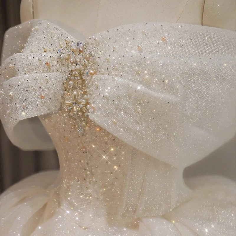 Girlhomeshops - Weißes, funkelndes, wunderschönes, schulterfreies Spitzenkleid mit Schleife, Sternenperlen-Dekoration und Boden, formelles Ballkleid, exquisites Hochzeitskleid gh5312