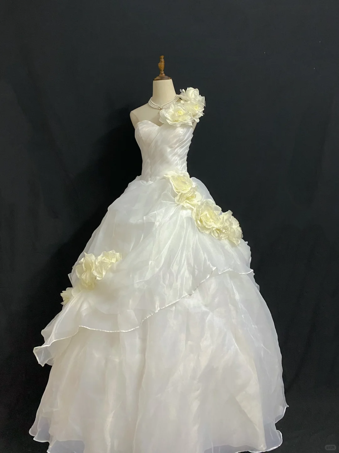 Off-White One-Shoulder Romantic Wedding Dress with Floral Details, Cinched Waist, Voluminous Princess Skirt gh8315