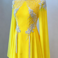 Hellgelbes, perlenbesetztes Satin-Abendkleid mit Stehkragen und langen Ärmeln, gh6392