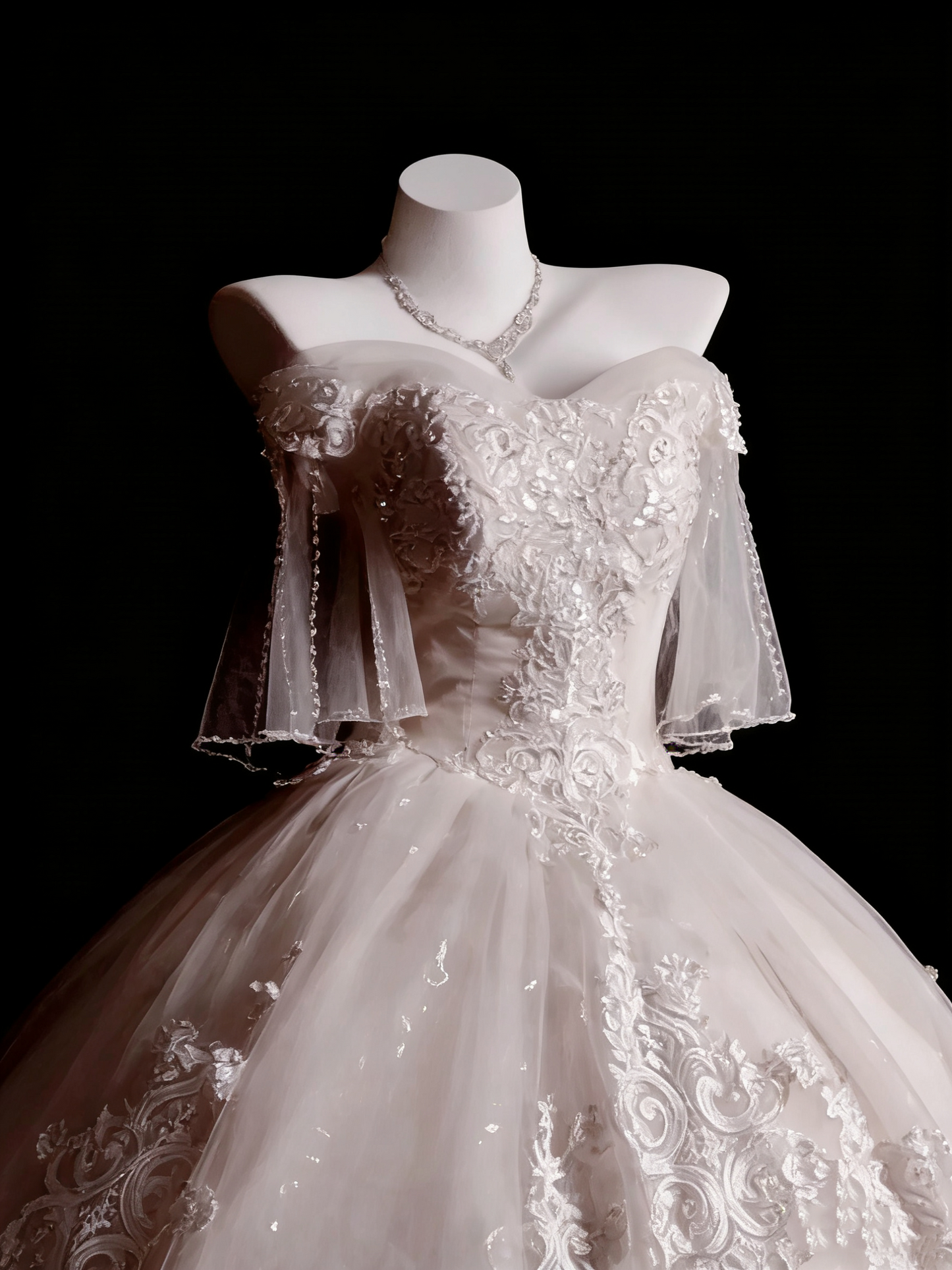 Luxuriöses, bodenlanges Ballkleid im Court-Stil aus Satin und Tüll mit schulterfreiem Ausschnitt, Perlenstickerei und Schleppe – Hochzeits- und Verlobungskleid gh6494