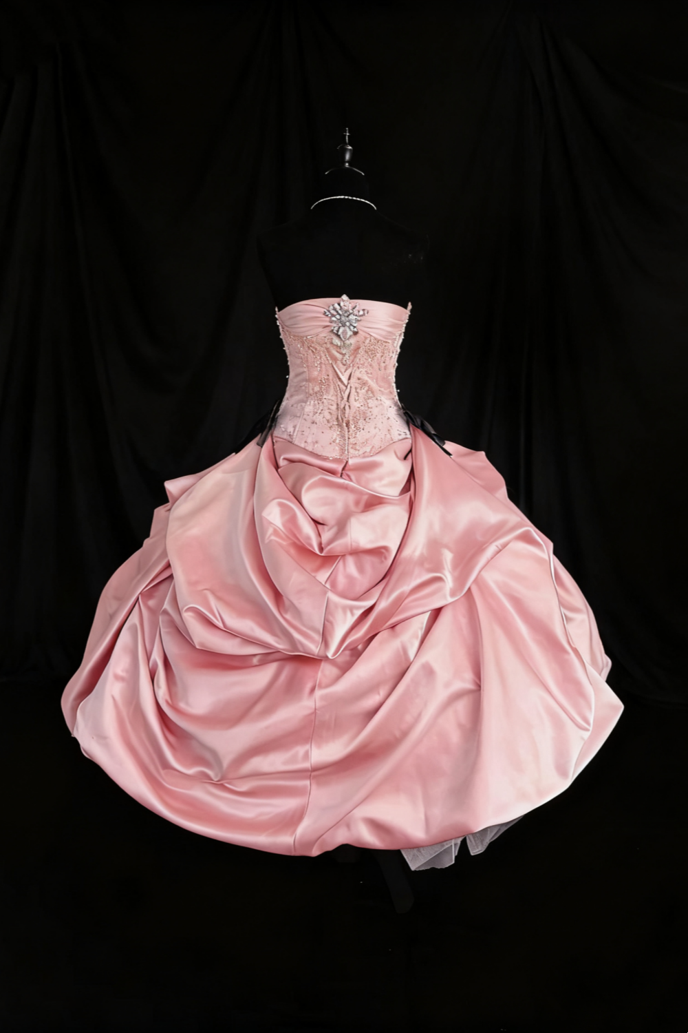 girlhomeshops-Girlish Heart Party Style Rosa Satin &amp; Schwarze Schleife Perlen Trägerlos Bodenlang Geburtstag Highlight Kleid gh5888
