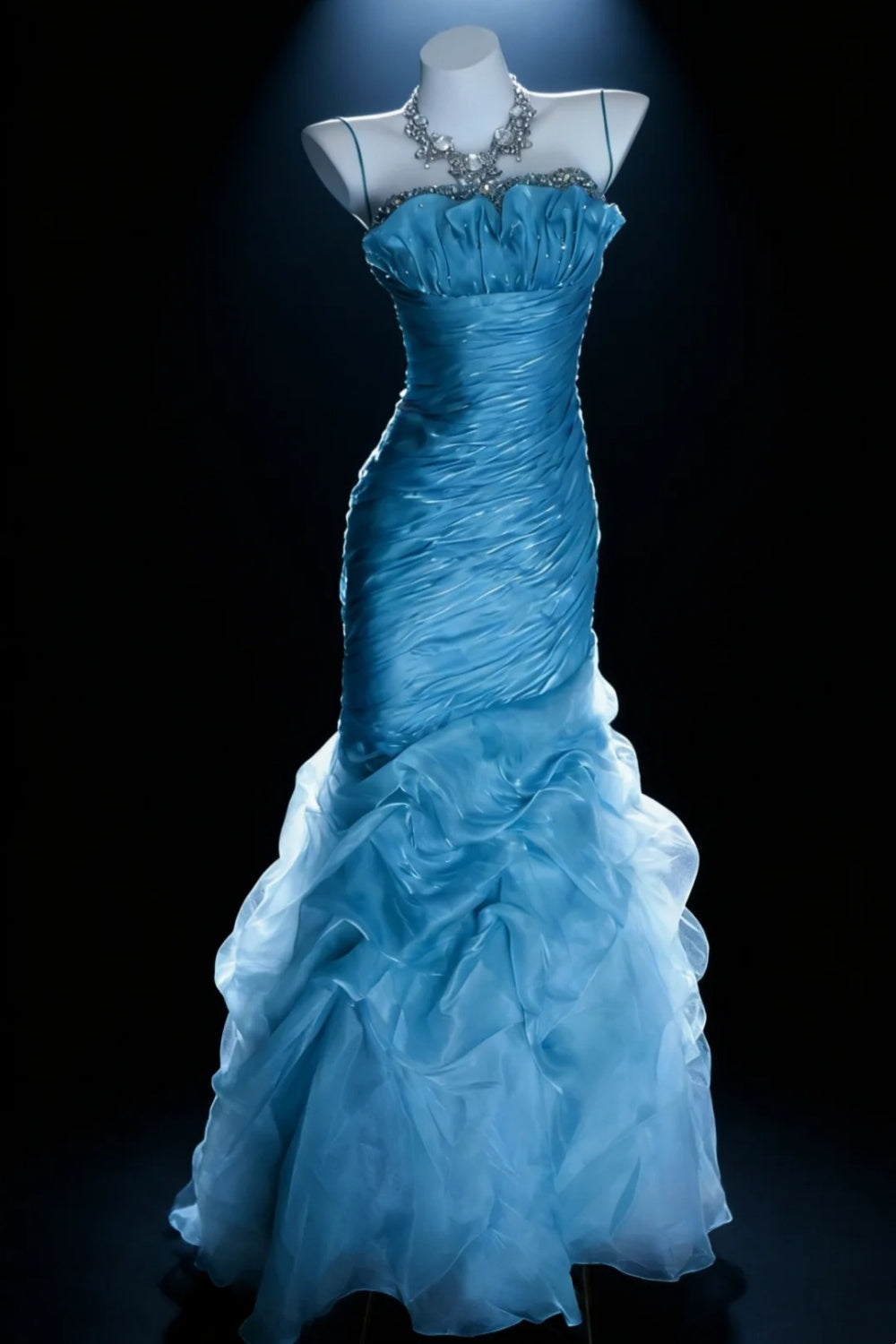Eisblaues Geheimnis – Elegantes Meerjungfrauenkleid mit Spaghettiträgern, Perlenbesatz und Raffungen, Tüllschleppe. gh7088