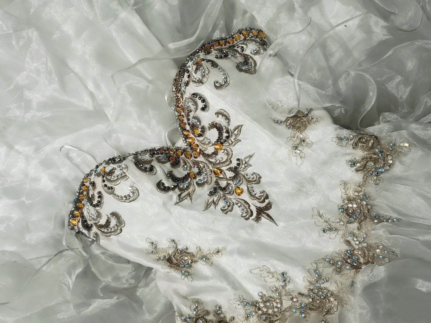 Schimmerndes, silber-graues, trägerloses Ballkleid im Court-Stil mit Farbverlauf – Dinner- und Retro-Ballkleid gh6568