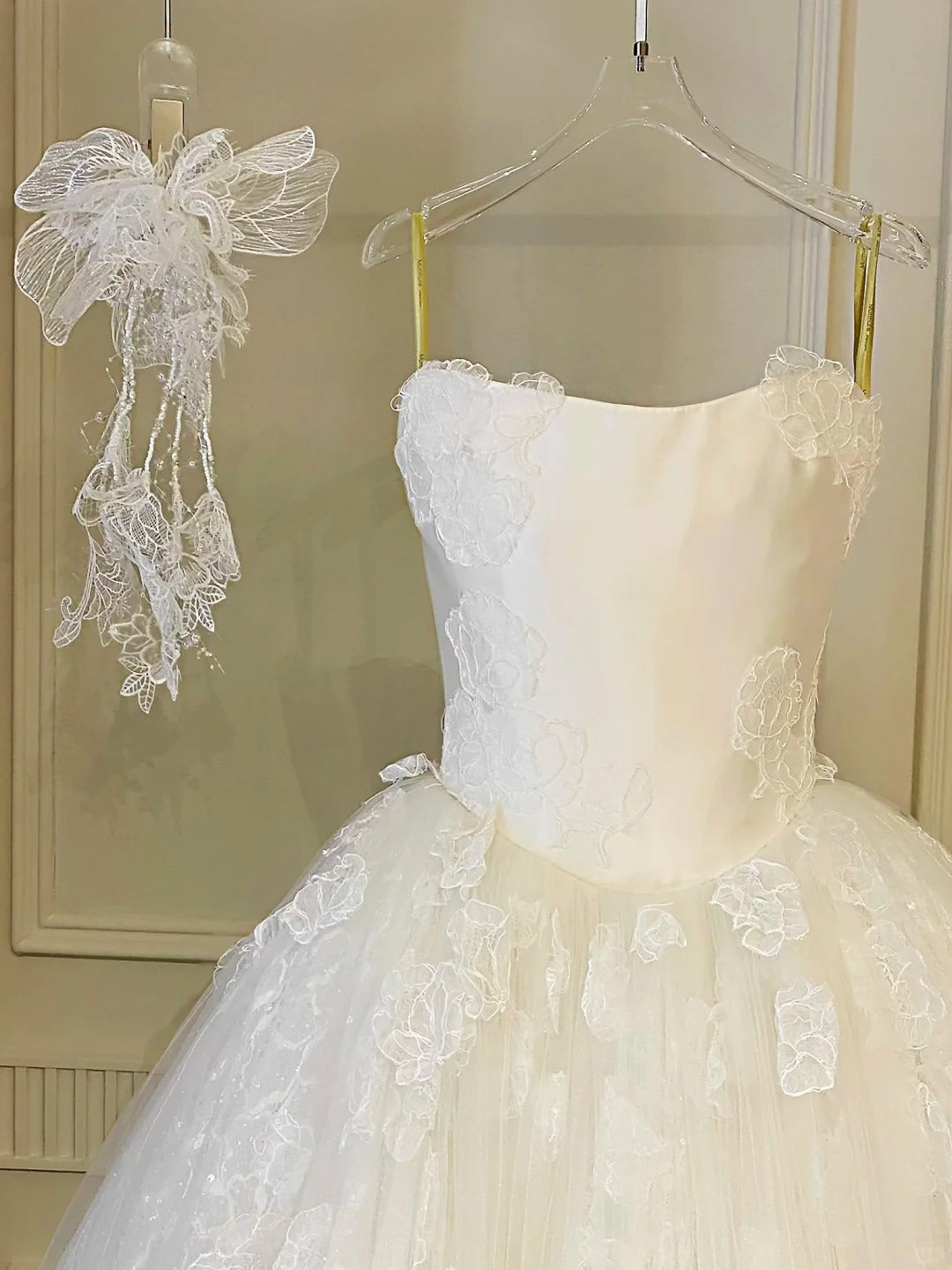Girlhomeshops - Robe de bal de mariage longue et élégante en tulle et dentelle florale blanche gh5436