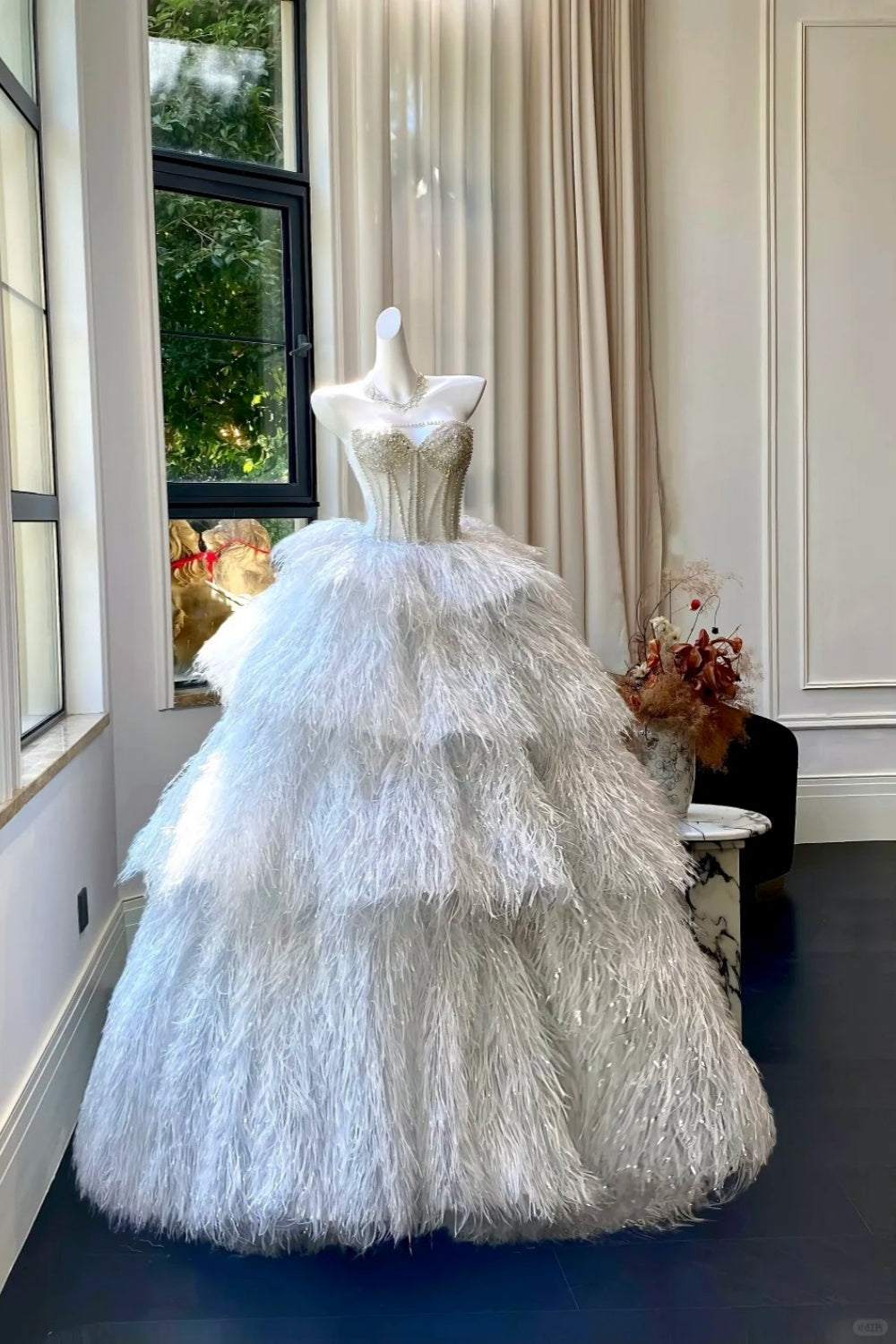 Girlhomeshops – Weißes, exquisites, langes, elegantes Brautkleid mit Feenfedern, gh5445