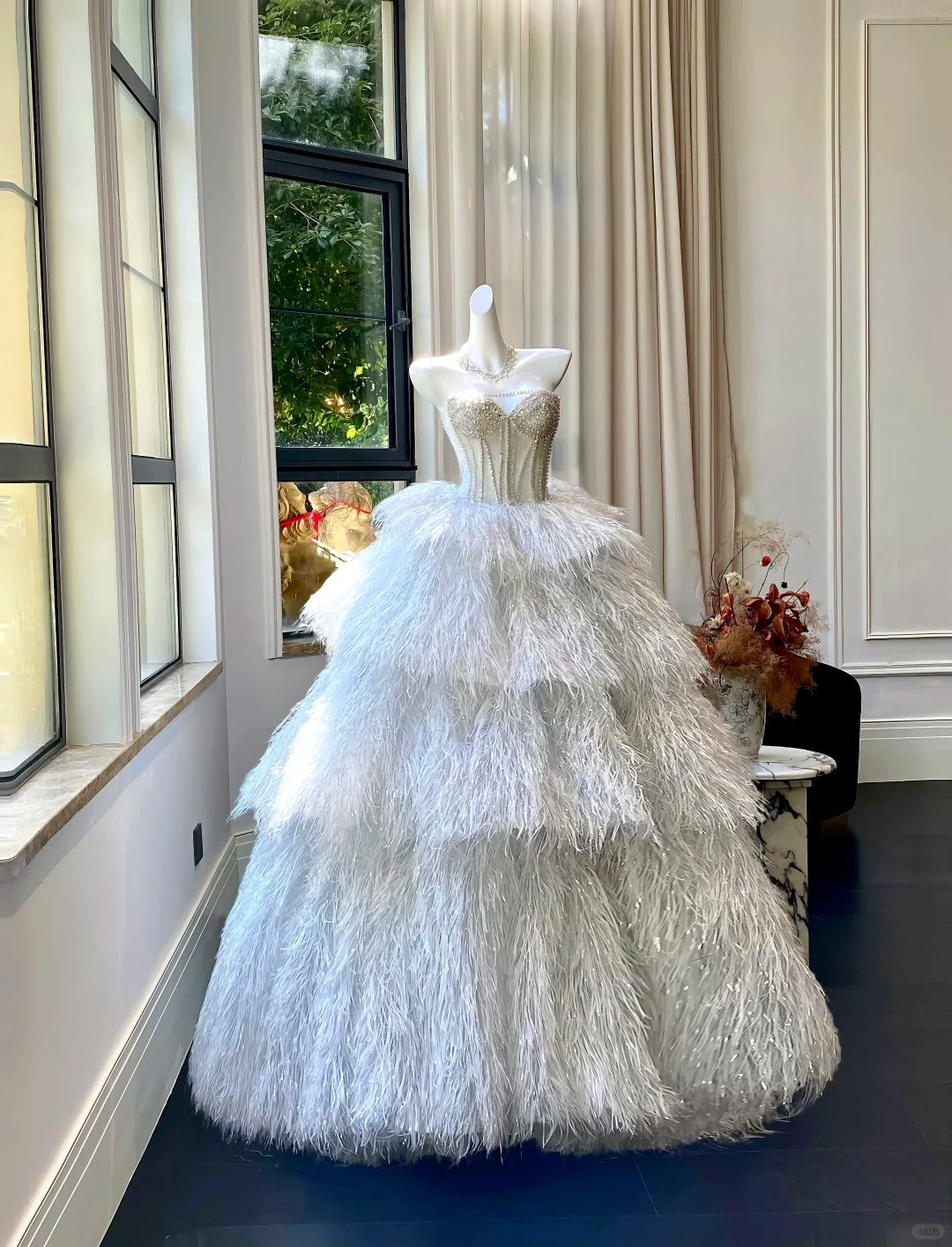 Girlhomeshops – Weißes, exquisites, langes, elegantes Brautkleid mit Feenfedern, gh5445