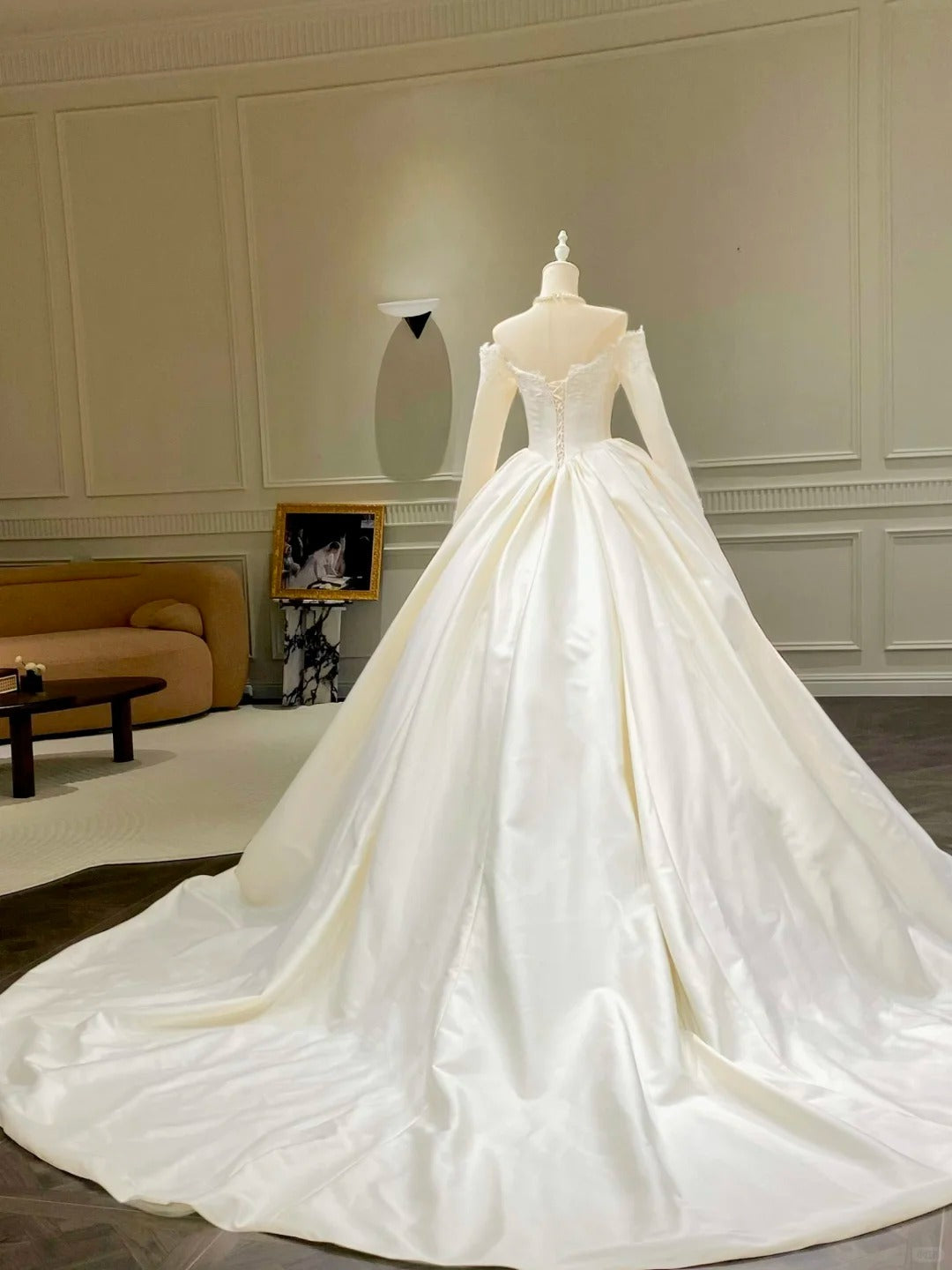 Girlhomeshops – Ein Must-have für minimalistische Bräute! Schlichtes Satin-Brautkleid mit langen Ärmeln gh5440