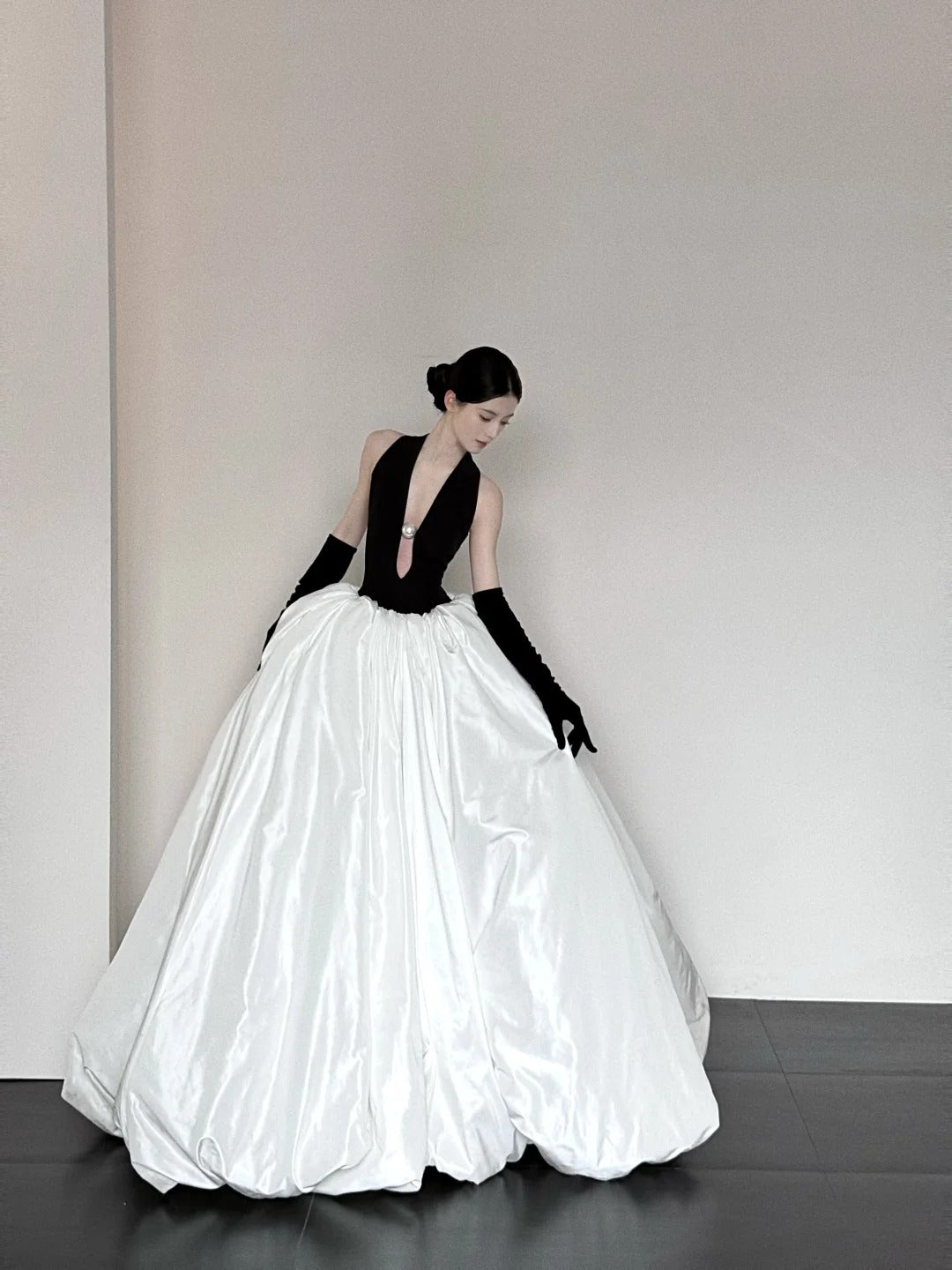 Schwarz und weiß modische und elegante V-Ausschnitt lange Satin A-Linie bodenlangen Ballkleid Abendkleid Ballkleid gh3732
