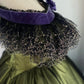 Olivgrünes schulterfreies viktorianisches Ballkleid aus Satin: Satinstoff, floraler Samtbesatz, sternförmige Spitze, Retro-Ballkleid-Silhouette, formelles Ballkleid gh6734