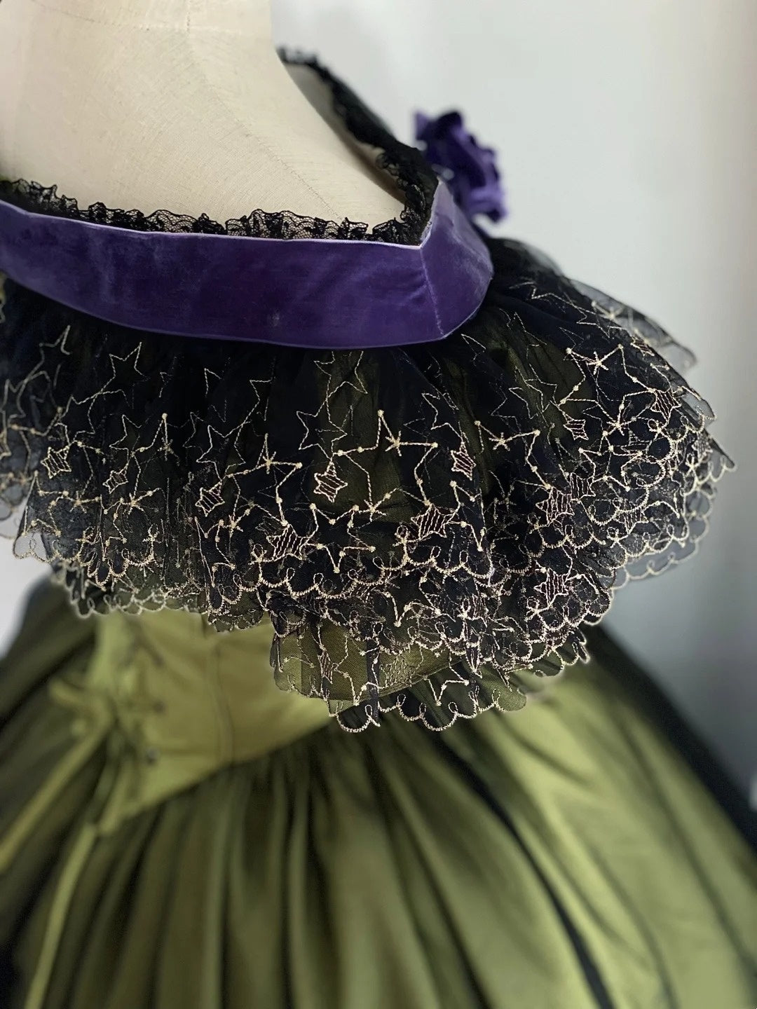 Olivgrünes schulterfreies viktorianisches Ballkleid aus Satin: Satinstoff, floraler Samtbesatz, sternförmige Spitze, Retro-Ballkleid-Silhouette, formelles Ballkleid gh6734