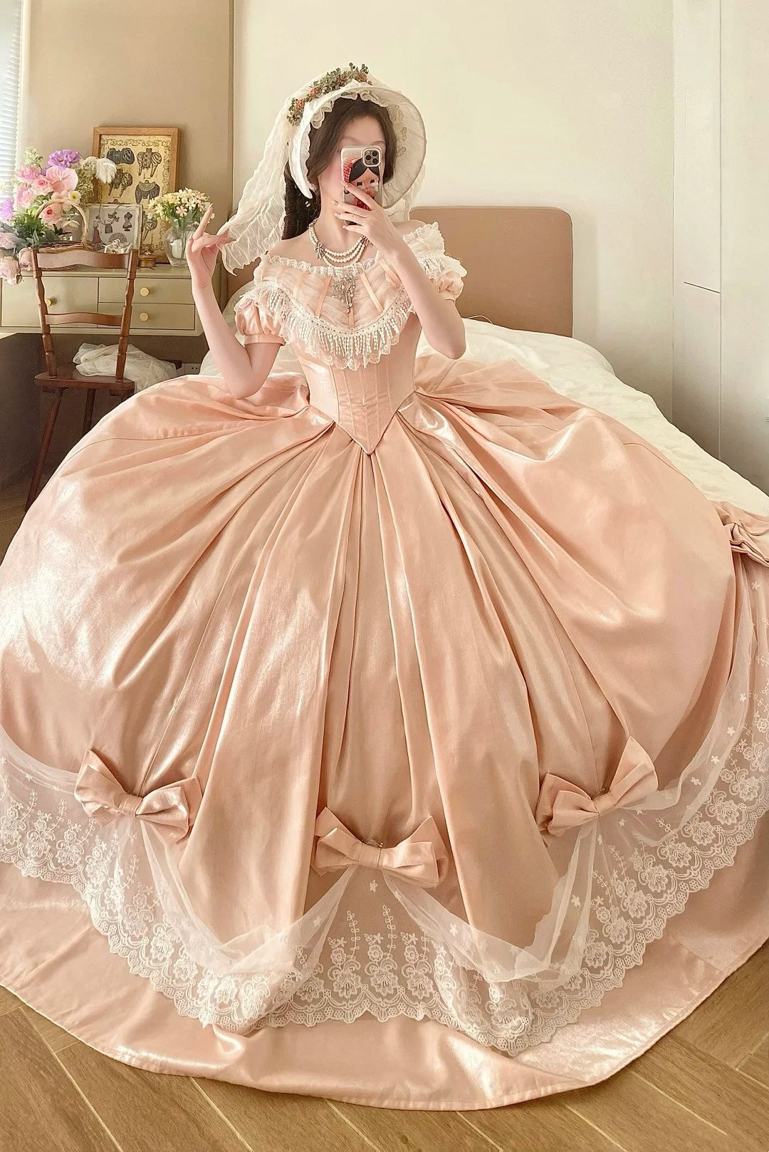 Pfirsichrosa Satin-Ballkleid im viktorianischen Lolita-Stil mit schulterfreiem Ausschnitt: Satinstoff, Spitzenschleife, Retro-Ballkleid-Silhouette, formelles Kleid für Teepartys gh6735