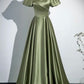 Vintage olivgrünes Satinkleid mit eckigem Ausschnitt, Puffärmeln und taillierter, ausgestellter Silhouette – ein elegantes Abendkleid für mondäne Damen (gh7074).