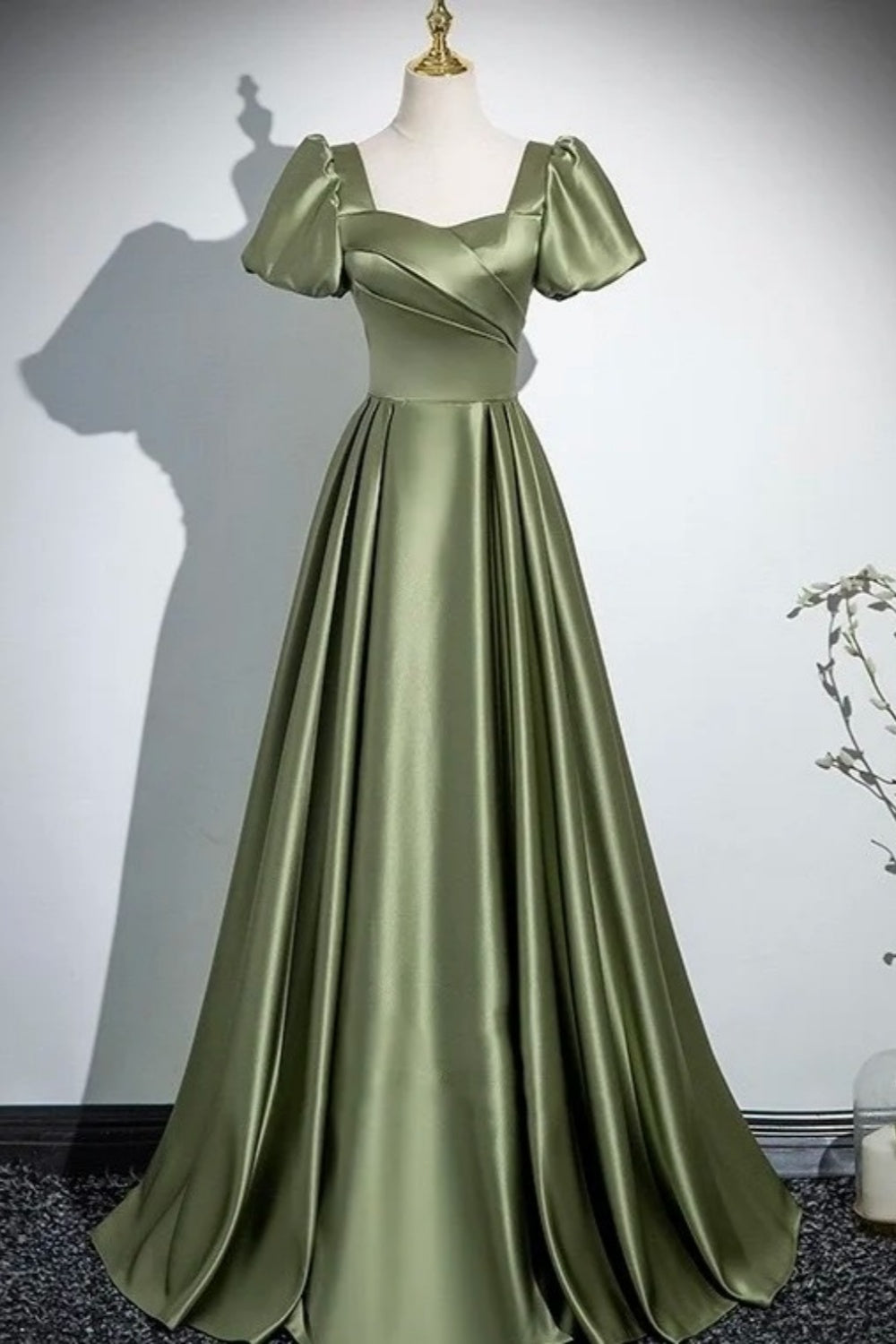 Vintage olivgrünes Satinkleid mit eckigem Ausschnitt, Puffärmeln und taillierter, ausgestellter Silhouette – ein elegantes Abendkleid für mondäne Damen (gh7074).