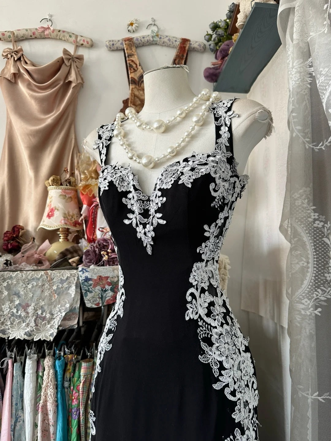 Girlhomeshops - Robe longue fantaisie d'anniversaire style rétro psychédélique en tulle noir et dentelle blanche à bretelles spaghetti gh5883
