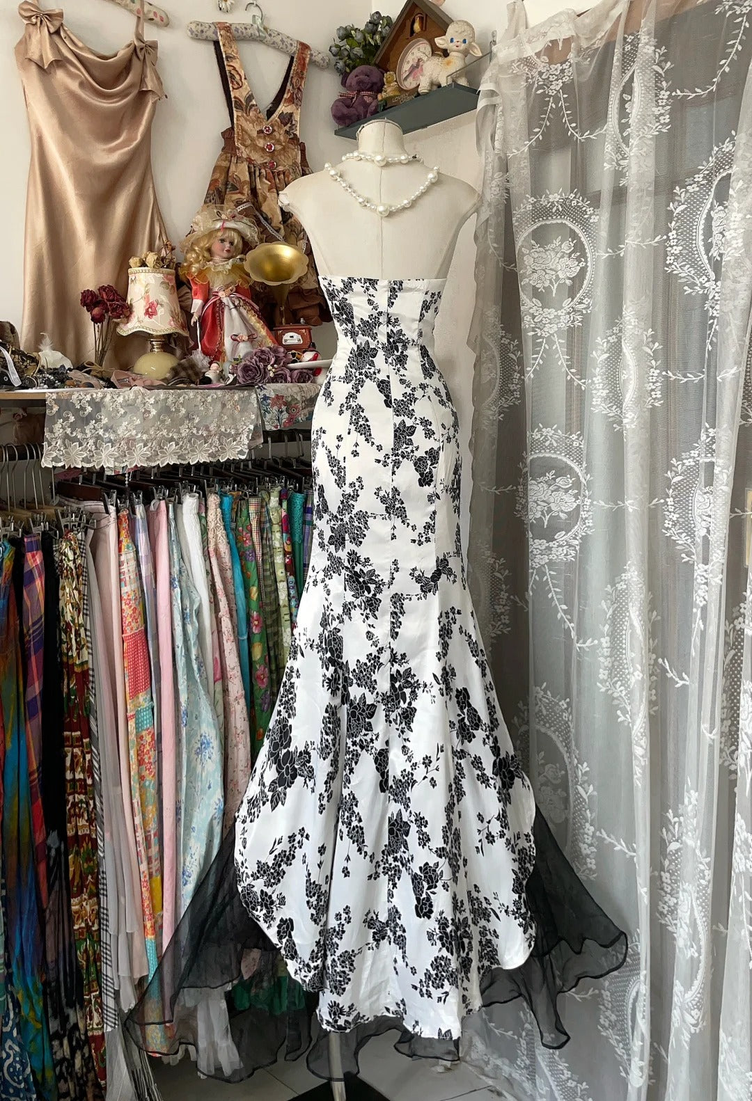 Girlhomeshops - Robe de soirée longue en satin noir à fleurs, élégante, coupe trapèze, gh5171