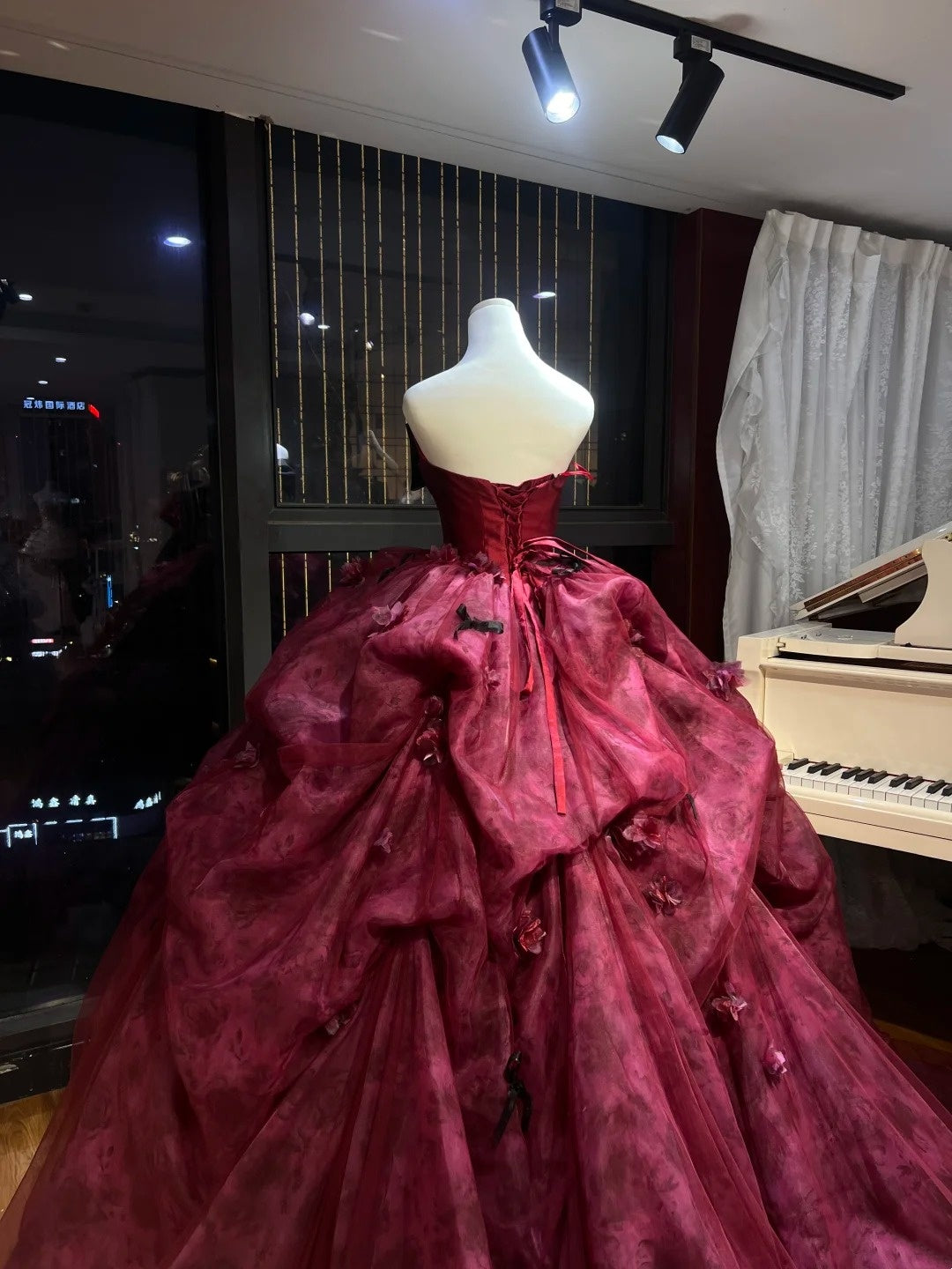 Absolut atemberaubendes und elegantes rotes Prinzessinnenkleid im französischen Stil mit einer riesigen Schleppe gh6726