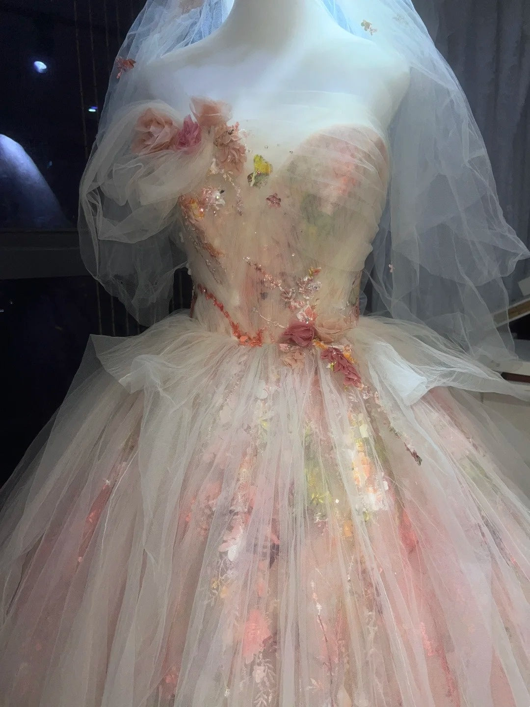 Une adorable robe de fée à imprimé floral, ornée de milliers de fleurs épanouies sur l'ourlet. gh6728