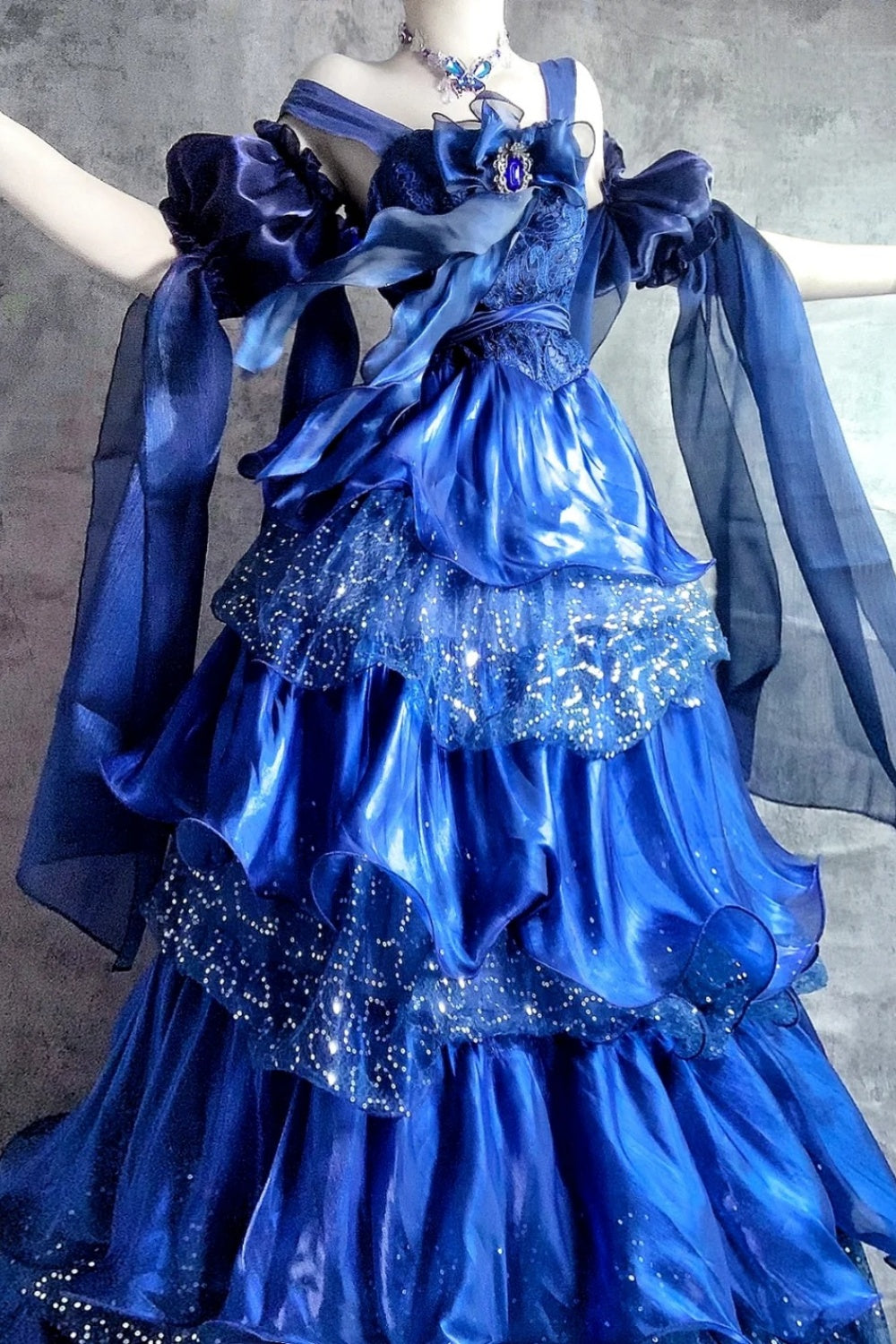 Une magnifique robe de bal longue en tulle bleu scintillant gh6848