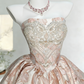 Rosa-goldenes, trägerloses Mini-Ballkleid mit Schmetterlings- und Federbesatz sowie Perlenstickerei gh6922