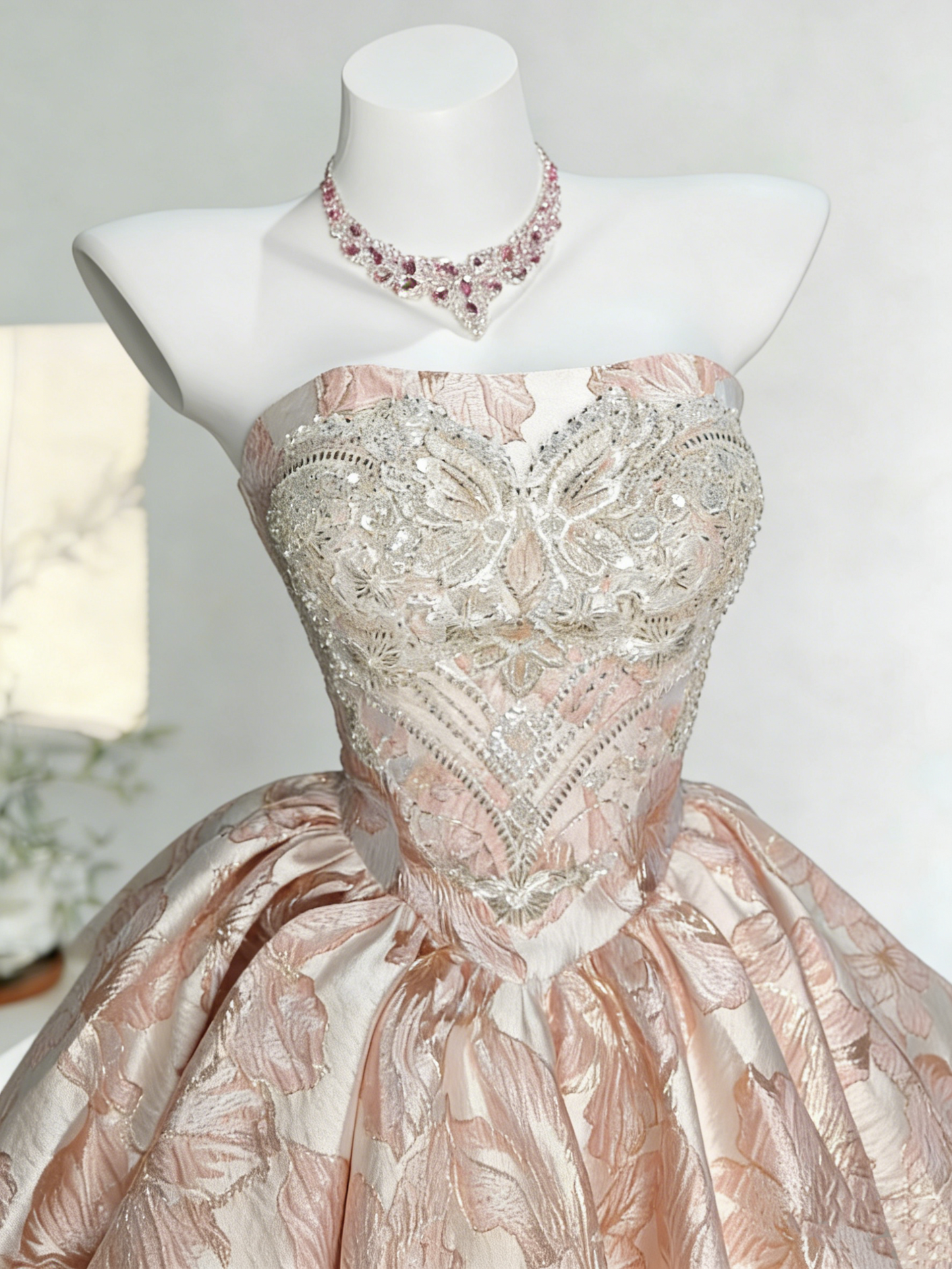 Rosa-goldenes, trägerloses Mini-Ballkleid mit Schmetterlings- und Federbesatz sowie Perlenstickerei gh6922