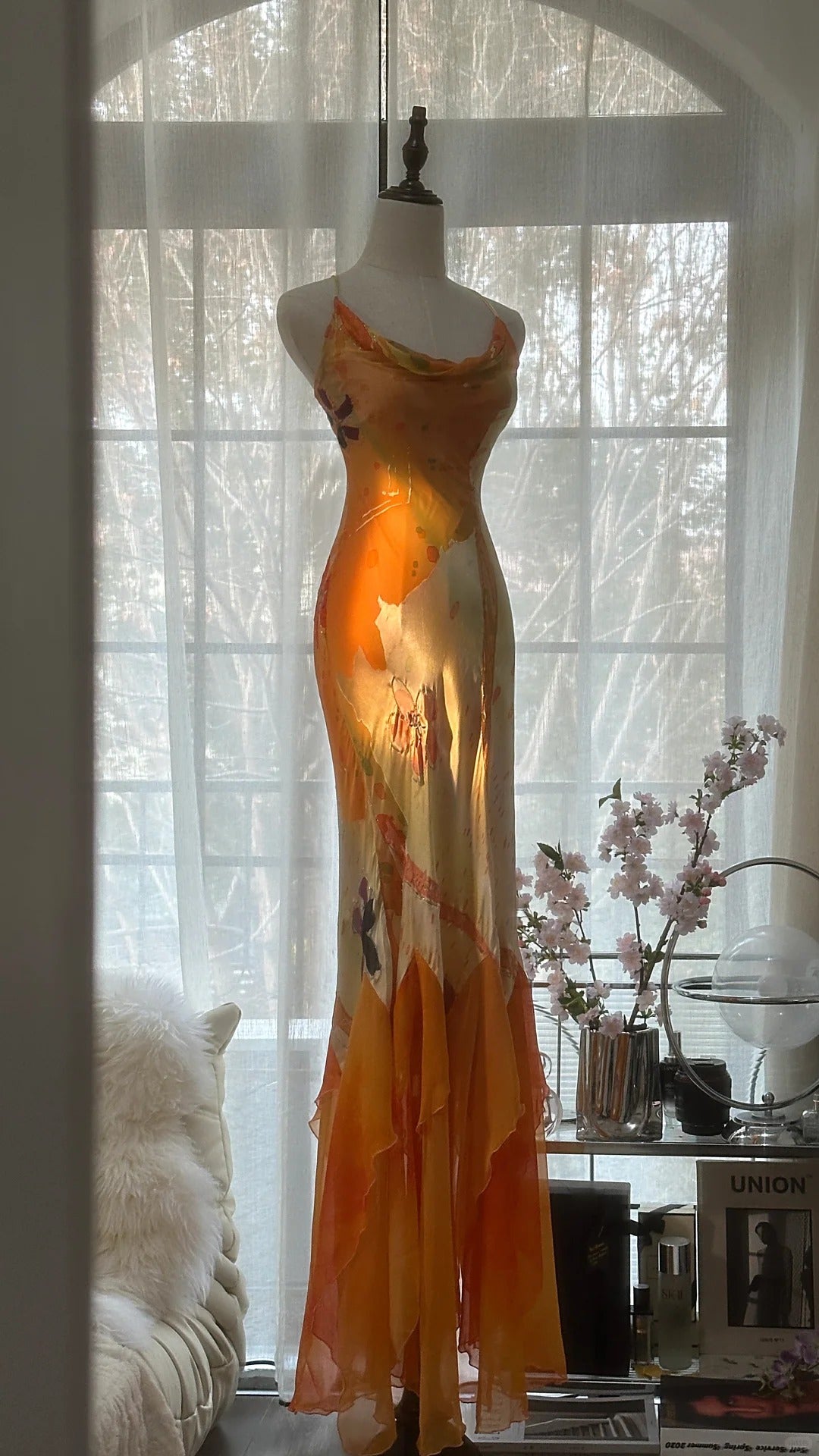 Robe de soirée longue en satin et mousseline de soie, motif floral délicat, orange, bretelles spaghetti, gh4093