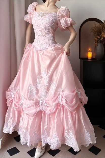 Pink‑Vintage‑Ball‑Gown Square‑Neck‑Puff‑Sleeves White‑Lace‑Appliqué‑Bodice Satin‑Voluminous‑Princess‑Skirt 3D‑Lace‑Bow‑Details Rococo‑Prom‑Bridal‑Evening‑Dress gh8850