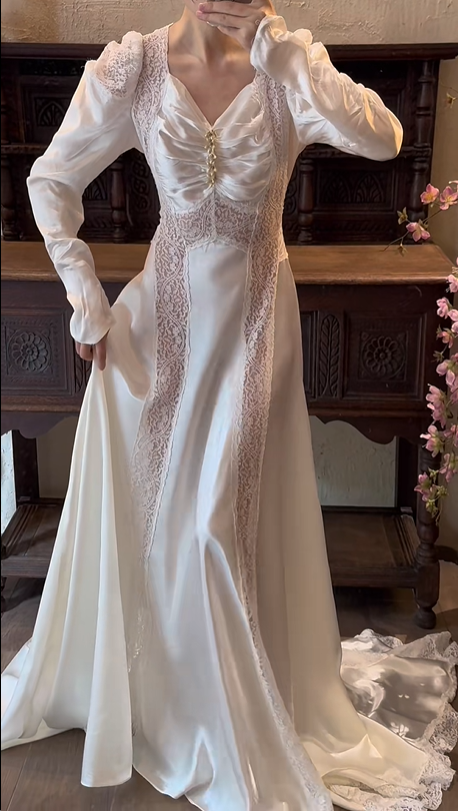 Off‑White Vintage Long‑Sleeve Satin Wedding Gown, V‑Neck Ruched Lace Trim A‑Line Train Bridal Dress gh9062