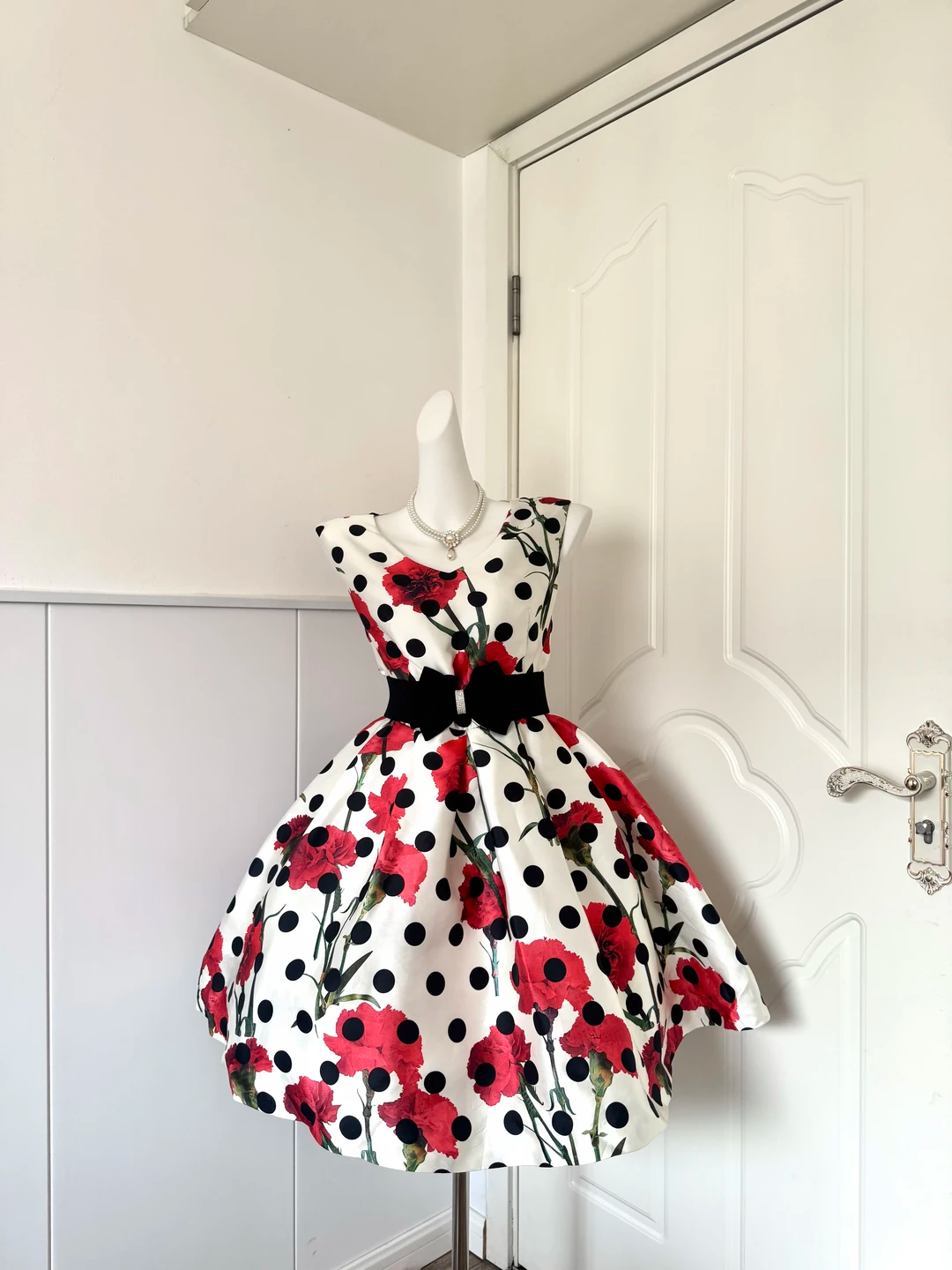 White Base Polka‑Dot Carnation Print Sleeveless Short Cocktail Dress, V‑Neck Black Satin Bow Sash A‑Line Homecoming Party Gown gh9220
