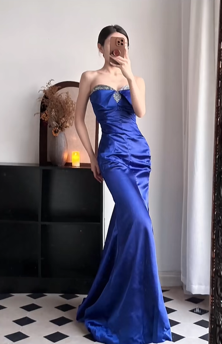 Royal‑Blue Vintage Strapless Sweetheart Prom Gown, Rhinestone‑Trimmed Neckline, Chest Bow Detail, Bodice & Waist Ruched Design, Glossy Satin Fabric, Fitted Mermaid Floor‑Sweeping Evening Dress gh8825